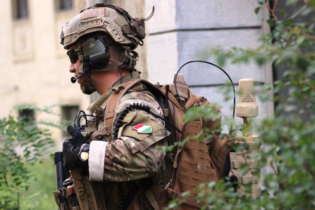 Manpack Radio Range Extender